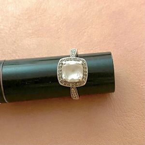 Cushion cut ring
